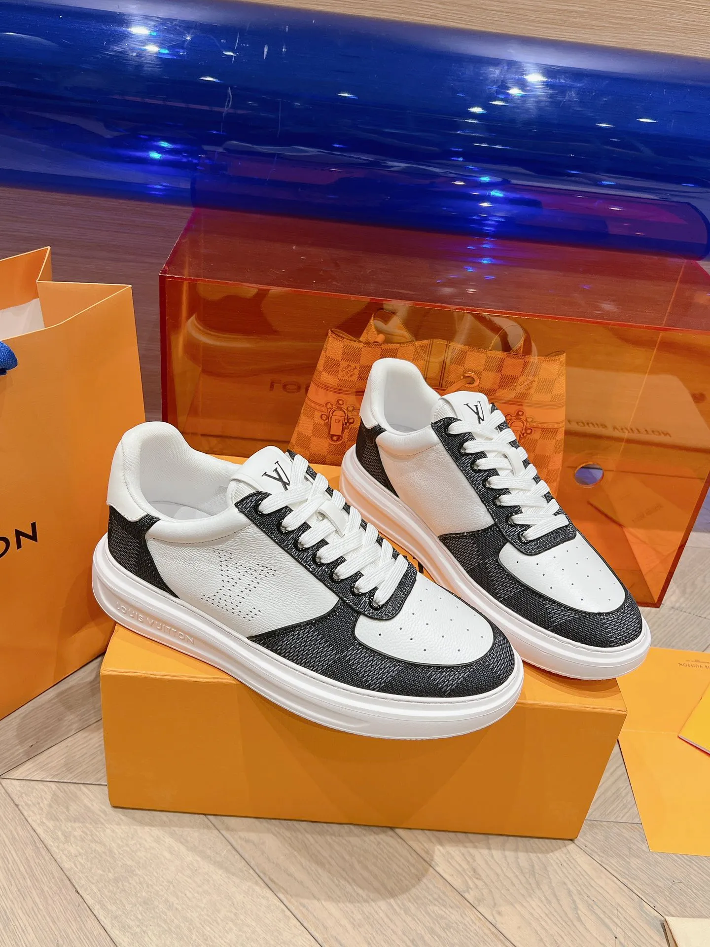 👟👟Ex-factory price 680👟👟 New LV white shoes for men, checkerboard series, plaid color matching, pure cowhide, 3D printed breathable holes, men's casual business travel shoes👟full of comfort, size: 37-45